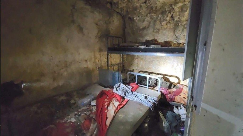 該地道系統有可用的電力和管道,以及幾間臥室和浴室,並且設有許多誘殺裝置和地雷。圖 /取自IDF在X的照片 該地道系統有可用的電力和管道,以及幾間臥室和浴室,並且設有許多誘殺裝置和地雷。圖 /取自IDF在X的照片