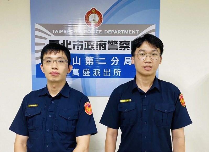 萬盛派出所警員景暐傑（左）、所長朱俊碩（右）日前執行交通違規取締勤務，意外查獲逃亡9年、吸金上億元的詐欺通緝犯謝均權。記者翁至成／翻攝