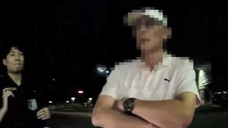 高市湖內警分局袁姓警務員25日凌晨酒駕在苓雅區開車搖晃，遭民眾檢舉，被警網攔查查獲是自家人，袁當時雙手交叉一臉無奈，後遭分局重懲記兩大過免處。記者石秀華／翻攝