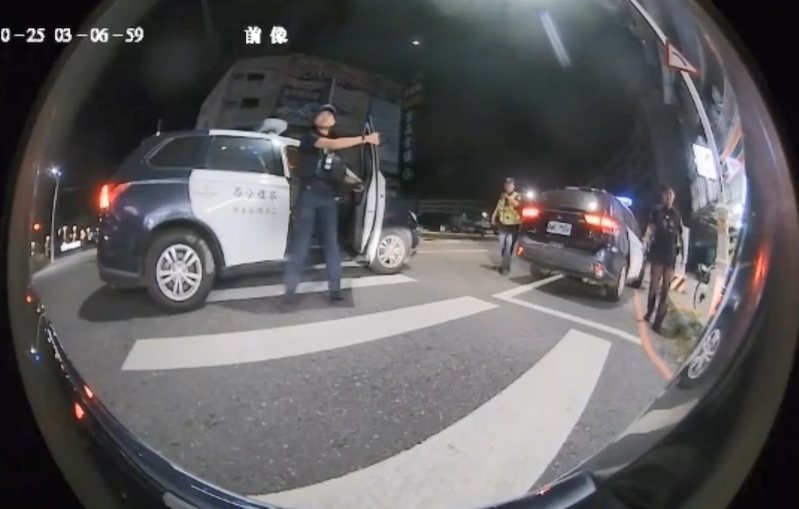 高市湖內警分局袁姓警務員25日凌晨酒駕在苓雅區開車搖晃，遭民眾檢舉，兩輛警車攔查（如圖）查獲是自家人，後因酒駕行為，遭分局重懲記兩大過免處。記者石秀華／翻攝