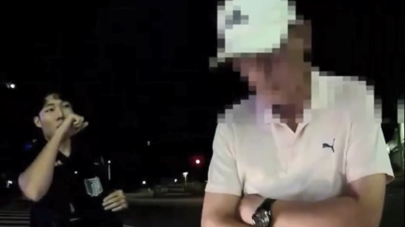 高市湖內警分局袁姓警務員25日凌晨酒駕在苓雅區開車搖晃，遭民眾檢舉，被警網攔查查獲是自家人，袁當時雙手交叉一臉無奈，後遭分局重懲記兩大過免處。記者石秀華／翻攝