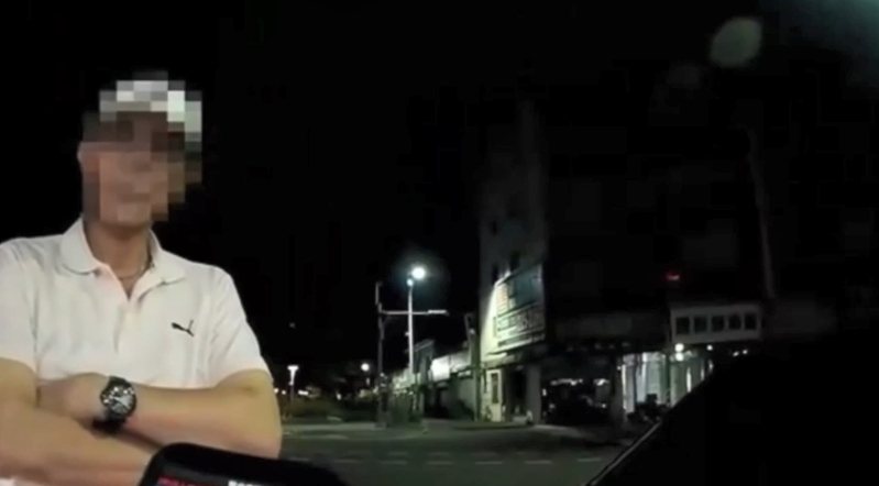 高市湖內警分局袁姓警務員25日凌晨酒駕在苓雅區開車搖晃，遭民眾檢舉，被警網攔查查獲是自家人，袁當時雙手交叉一臉無奈，後遭分局重懲記兩大過免處。記者石秀華／翻攝