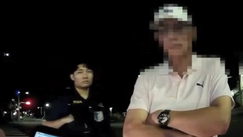 高市湖內警分局袁姓警務員25日凌晨酒駕在苓雅區開車搖晃，遭民眾檢舉，被警網攔查查獲是自家人，袁當時雙手交叉一臉無奈，後遭分局重懲記兩大過免處。記者石秀華／翻攝