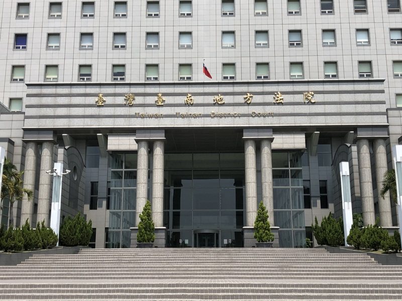 台南地院認為，楊事先已知悉工作內容是交付帳戶資料並獲取報酬，為滿足工作要求，配合指示，且到銀行辦理約定帳戶等設定，期間均未變易居住在鐵工廠內接受看管意願。圖／本報資料照