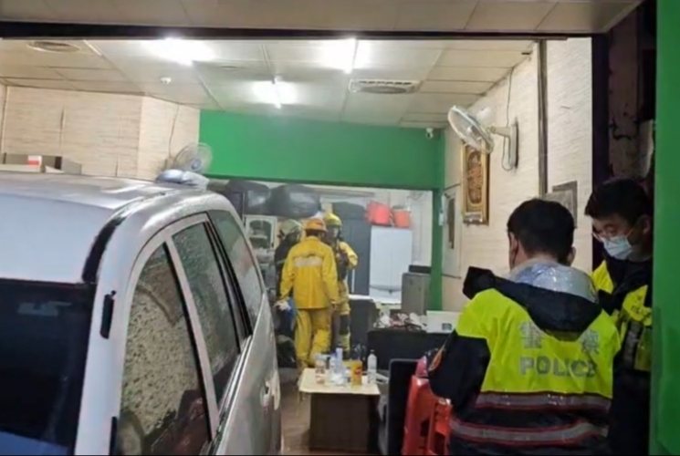 高雄市三民區傍晚火警,警消等單位到場,受傷的施姓男子稱鋰電池自燃釀禍。記者林保光/翻攝 高雄市三民區傍晚火警,警消等單位到場,受傷的施姓男子稱鋰電池自燃釀禍。記者林保光/翻攝