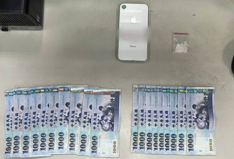 警方起出陳男詐騙的2萬元現金。記者黃子騰/翻攝 警方起出陳男詐騙的2萬元現金。記者黃子騰/翻攝