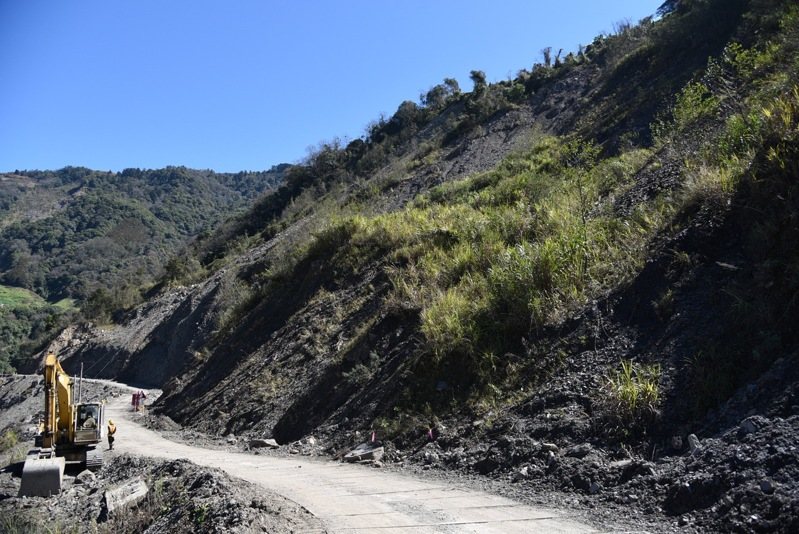 力行產業道路被稱為全台最爛道路,因為地質脆弱,常因大雨坍方交通中斷。圖/南投縣政府提供 力行產業道路被稱為全台最爛道路,因為地質脆弱,常因大雨坍方交通中斷。圖/南投縣政府提供