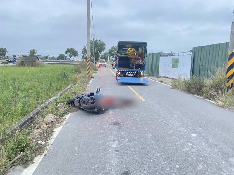 苗栗縣苑裡鎮苗69線昨天發生機車、中型貨車事故,騎士吳姓男子未載安全帽,爆頭送醫回天乏術,貨車駕駛古姓男子涉嫌酒駕,案由檢警進一步調查。圖/民眾提供 苗栗縣苑裡鎮苗69線昨天發生機車、中型貨車事故,騎士吳姓男子未載安全帽,爆頭送醫回天乏術,貨車駕駛古姓男子涉嫌酒駕,案由檢警進一步調查。圖/民眾提供