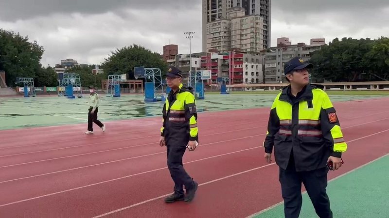 板橋警方派員於運動場巡邏。記者黃子騰／翻攝