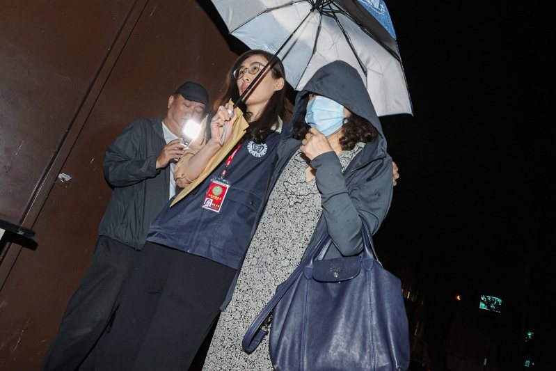 北檢偵辦超思進口蛋案,關鍵人物、超思負責人秦語喬女兒吳諭非滯日不歸。圖為超思公司負責人秦語喬(右)上月由調查官戒護送往北檢複訊。圖/聯合報系資料照片 北檢偵辦超思進口蛋案,關鍵人物、超思負責人秦語喬女兒吳諭非滯日不歸。圖為超思公司負責人秦語喬(右)上月由調查官戒護送往北檢複訊。圖/聯合報系資料照片