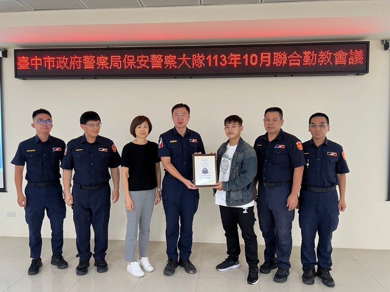 台中市劉姓市民(右三)在今年8月間協助保大警員查緝毒品,保大近日頒發感謝狀給他。圖/台中市保大提供 台中市劉姓市民(右三)在今年8月間協助保大警員查緝毒品,保大近日頒發感謝狀給他。圖/台中市保大提供