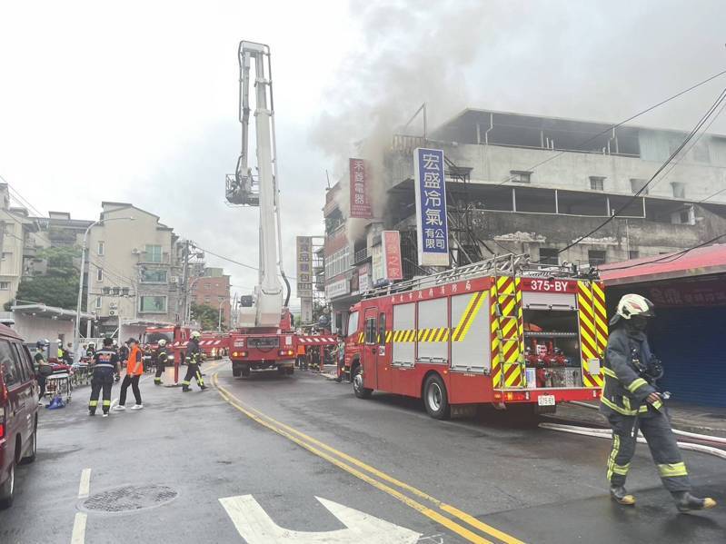 新北市消防局今天清晨在新莊區搶救住宅火警，發生6名隊員進屋救援時因濃煙造成空間迷失受困呼救MAYDAY，幸好全數安全獲救，任務結束返隊之後4人身體不適，就醫診治均無大礙。記者林昭彰／翻攝