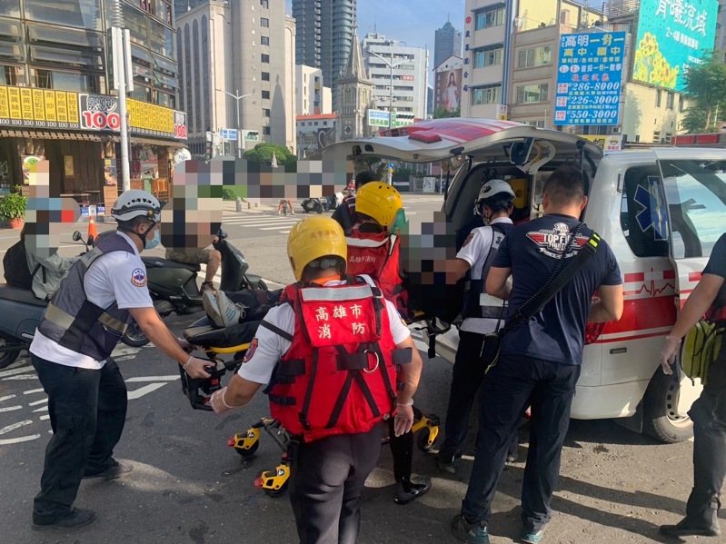 高市男子今天下午3時許漂浮在河東路愛河面,被救護人員救起,已無生命跡象,幸緊急送醫搶救,已恢復呼吸心跳。記者石秀華/翻攝 高市男子今天下午3時許漂浮在河東路愛河面,被救護人員救起,已無生命跡象,幸緊急送醫搶救,已恢復呼吸心跳。記者石秀華/翻攝