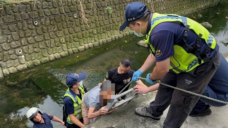 嘉義縣竹崎鄉8旬婦人今天颱風天走失，警方在5米深大排水溝找到她。記者黃于凡／翻攝