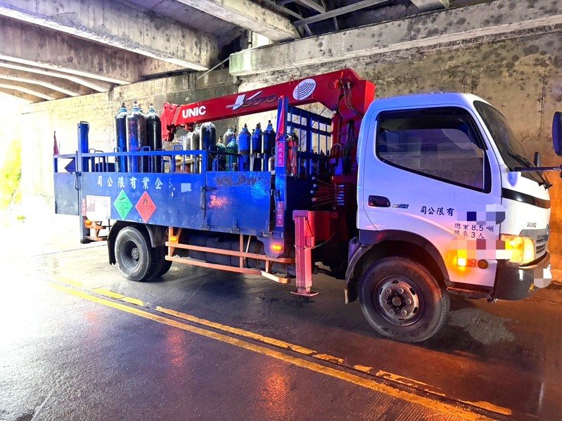 大貨車車斗上的機械手臂未收好，撞斷蘭陽大橋下的限高門架。圖／讀者提供