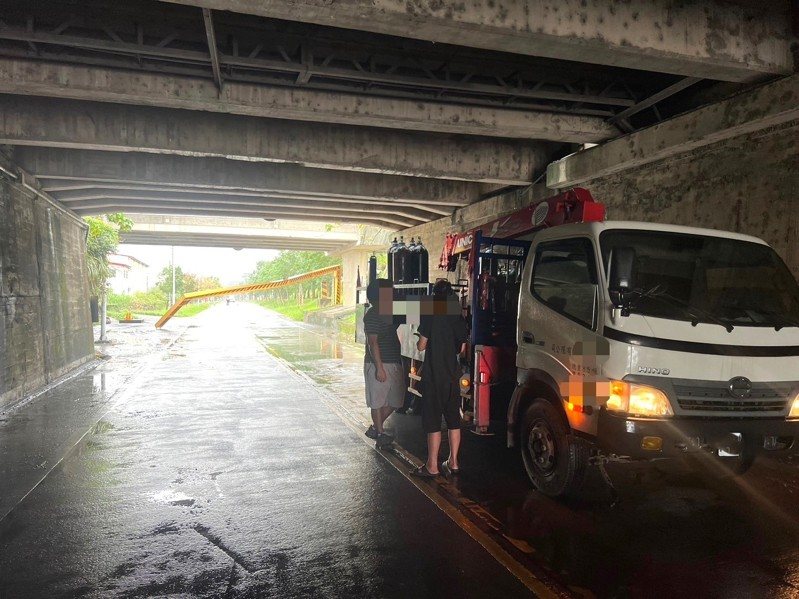 大貨車車斗上的機械手臂未收好，撞斷蘭陽大橋下的限高門架。圖／讀者提供