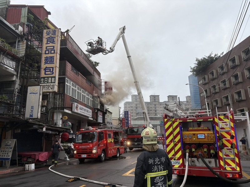 新北市消防局今天清晨在新莊區搶救住宅火警，發生4名隊員進屋救援時因濃煙造成空間迷失受困呼救MAYDAY，幸好全數安全獲救，任務結束返隊之後1人身體不適，就醫診治沒有大礙。記者林昭彰／翻攝