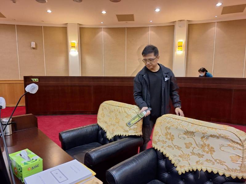 彰化縣議會今天接獲恐嚇信,警方加強縣議會門禁及議事大廳安全,並使用金屬探測器清查是否有爆裂物。圖/縣議會提供 彰化縣議會今天接獲恐嚇信,警方加強縣議會門禁及議事大廳安全,並使用金屬探測器清查是否有爆裂物。圖/縣議會提供