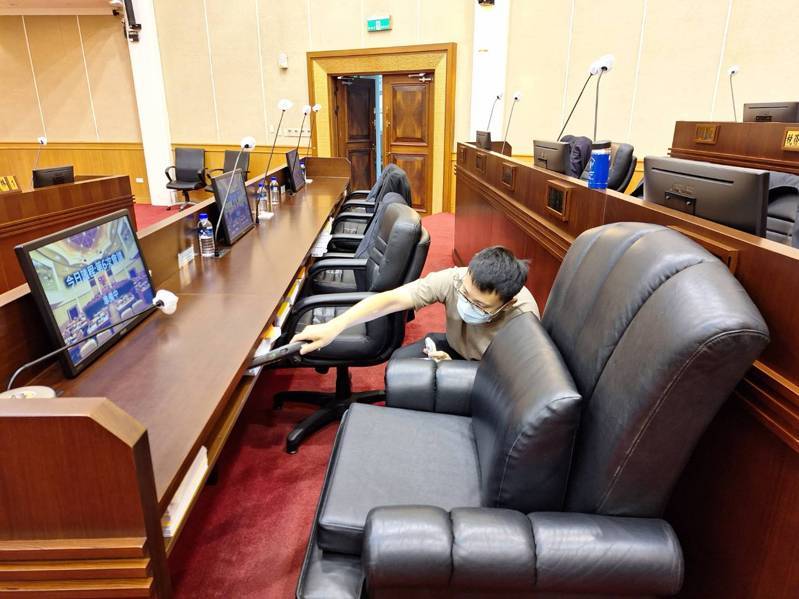 彰化縣議會今天接獲恐嚇信,警方加強縣議會門禁及議事大廳安全,並使用金屬探測器清查是否有爆裂物。圖/縣議會提供 彰化縣議會今天接獲恐嚇信,警方加強縣議會門禁及議事大廳安全,並使用金屬探測器清查是否有爆裂物。圖/縣議會提供