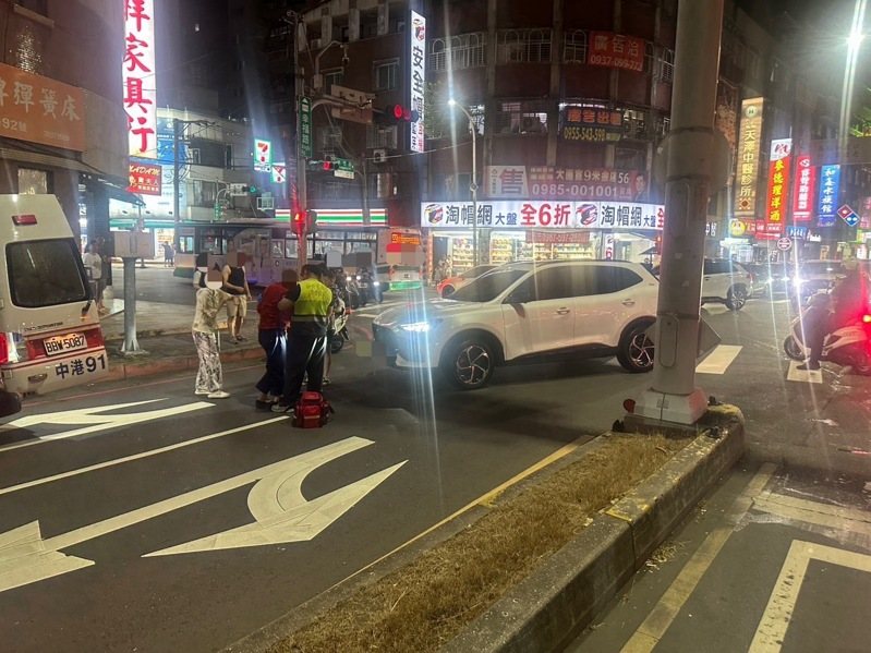 新北市新莊區前天晚上有1名67歲紅衣老人,走斑馬線過馬路遭休旅車從右後方撞擊,彈飛約5公尺摔得滿身擦挫傷送醫,27歲廖姓女駕駛聲稱:沒看到行人!記者林昭彰/翻攝 新北市新莊區前天晚上有1名67歲紅衣老人,走斑馬線過馬路遭休旅車從右後方撞擊,彈飛約5公尺摔得滿身擦挫傷送醫,27歲廖姓女駕駛聲稱:沒看到行人!記者林昭彰/翻攝