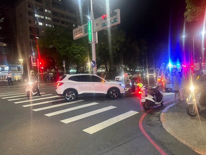 新北市新莊區前天晚上有1名67歲紅衣老人,走斑馬線過馬路遭休旅車從右後方撞擊,彈飛約5公尺摔得滿身擦挫傷送醫,27歲廖姓女駕駛聲稱:沒看到行人!記者林昭彰/翻攝 新北市新莊區前天晚上有1名67歲紅衣老人,走斑馬線過馬路遭休旅車從右後方撞擊,彈飛約5公尺摔得滿身擦挫傷送醫,27歲廖姓女駕駛聲稱:沒看到行人!記者林昭彰/翻攝