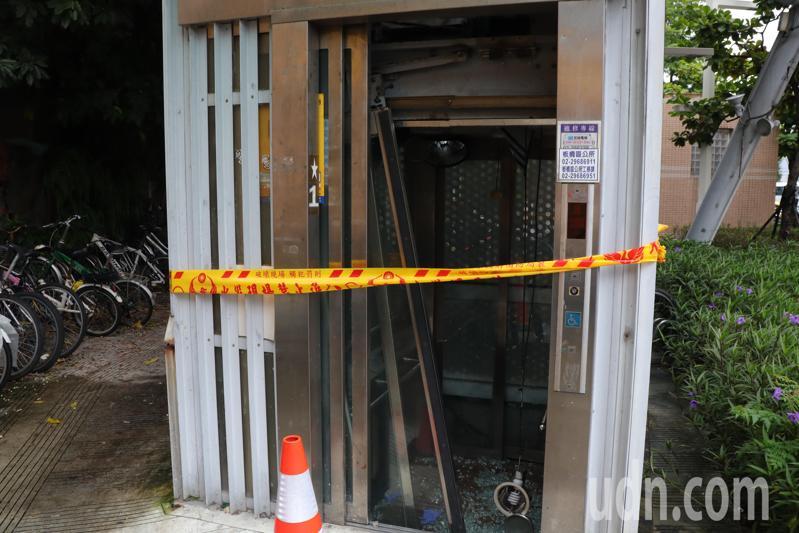 板橋府中商圈中跨越縣民大道的遊龍天橋電梯發生高速墜落事故，新北工務局、板橋區公所、保養廠商、中華民國升降設備協會、台灣省機械技師公會等共同會勘。記者李成蔭／攝影