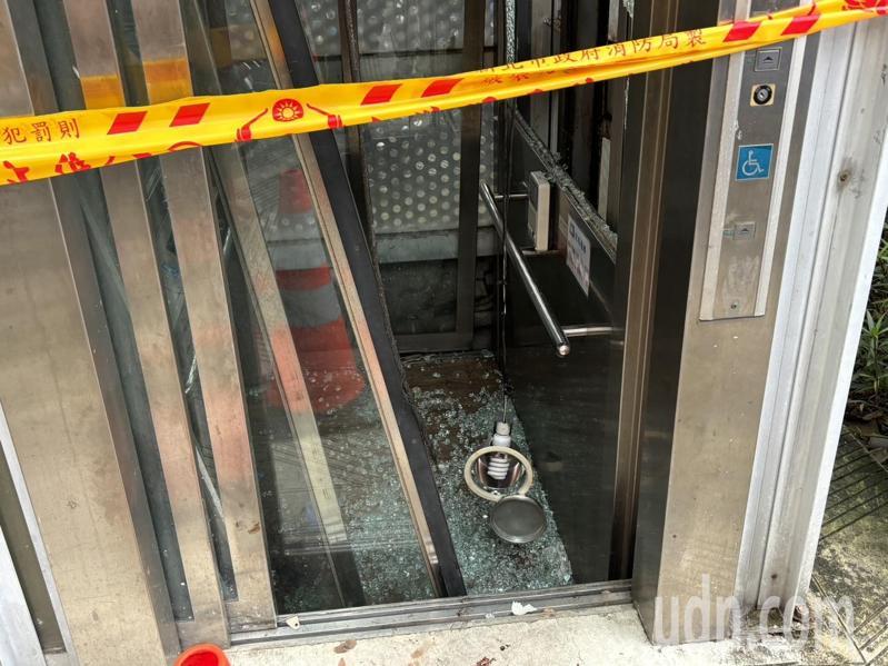 板橋府中商圈中跨越縣民大道的遊龍天橋電梯發生高速墜落事故，新北工務局、板橋區公所、保養廠商、中華民國升降設備協會、台灣省機械技師公會等共同會勘。記者李成蔭／攝影