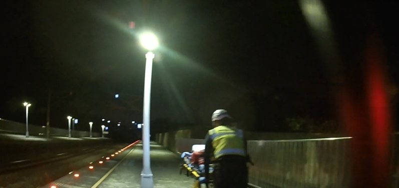 台鐵181次自強號在苗栗、南勢火車站間擦撞一名男子,送醫命危搶救中。圖/民眾提供 台鐵181次自強號在苗栗、南勢火車站間擦撞一名男子,送醫命危搶救中。圖/民眾提供