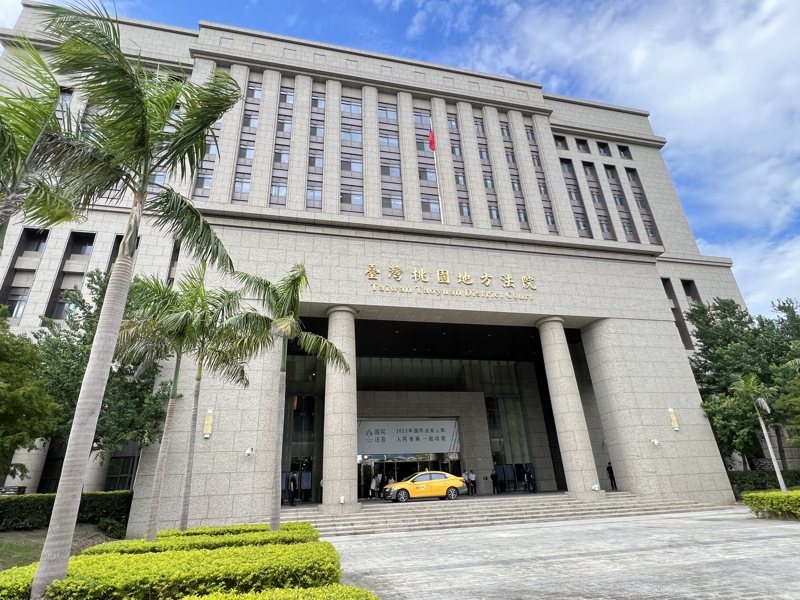 自稱平鎮地下市長的前湧豐里長鄧浪安之妻張麗華2021年間依貪汙罪判處7年8月,又被查出收賄10次再遭訴,桃園地院審結,將她判處8次7年1月、2次7年2月,刑期加總為有期徒刑71年,10罪均褫奪公權4年,可上訴。記者陳恩惠/攝影 自稱平鎮地下市長的前湧豐里長鄧浪安之妻張麗華2021年間依貪汙罪判處7年8月,又被查出收賄10次再遭訴,桃園地院審結,將她判處8次7年1月、2次7年2月,刑期加總為有期徒刑71年,10罪均褫奪公權4年,可上訴。記者陳恩惠/攝影