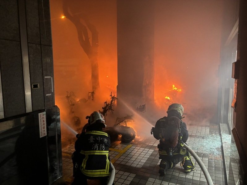 台中市北區民權路的路邊停車格在今天凌晨傳出火警，有11輛汽機車遭焚燬。記者陳宏睿／翻攝
