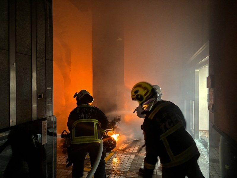 台中市北區民權路的路邊停車格在今天凌晨傳出火警，有11輛汽機車遭焚燬。記者陳宏睿／翻攝