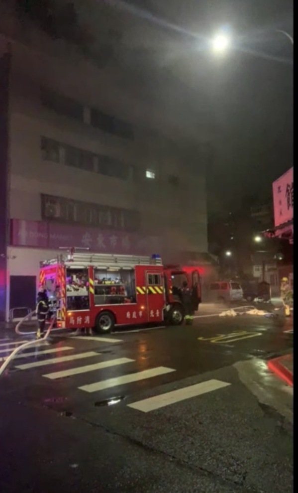 北市大安區安東市場一樓今天凌晨發生火警。記者翁至成/翻攝 北市大安區安東市場一樓今天凌晨發生火警。記者翁至成/翻攝