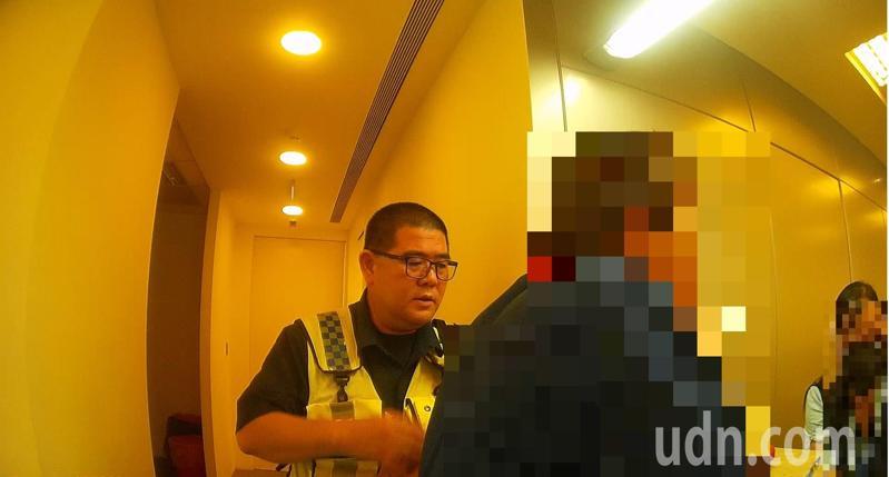 台中市沙鹿區60歲林姓男子到銀行要匯款75萬元，被員警和行員勸阻，及時阻詐。圖／警方提供