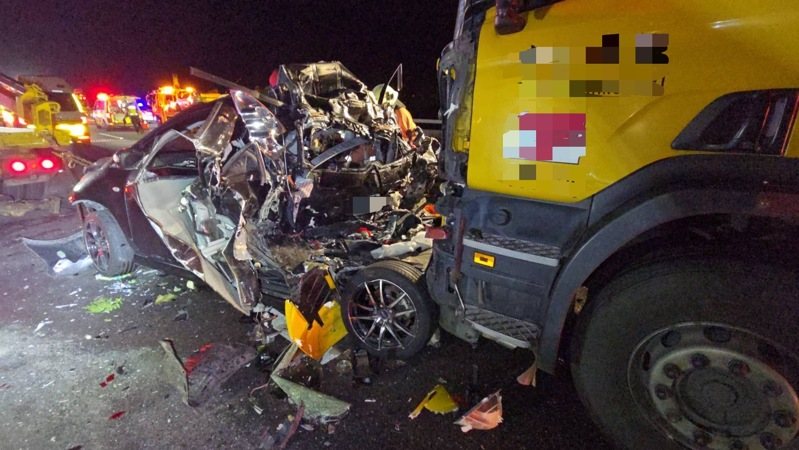 被聯結車與油罐車夾擊的轎車，車身毀損嚴重幾乎變成一團爛鐵，車內黃姓駕駛及陳姓男乘客送醫急救後仍傷重不治。圖／警方提供