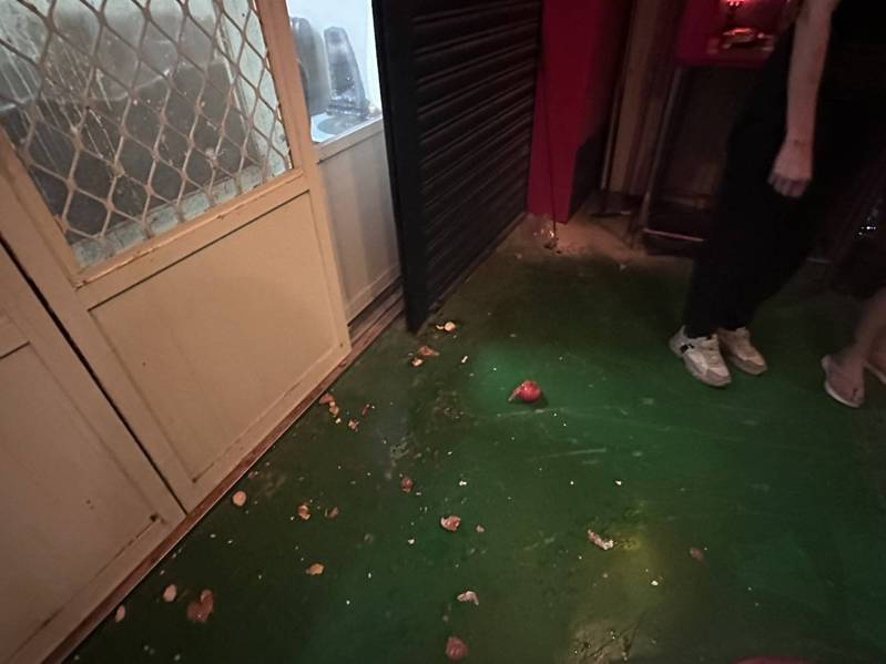 張姓男子到白家丟雞蛋及番茄等物，地上留有番茄。圖／民眾提供