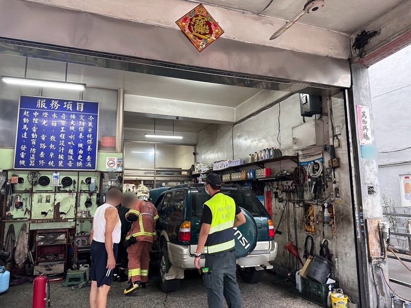 新北市新莊區化成路一家汽修廠,今天下午發生氮氣瓶調壓閥失壓爆開意外,老闆蜘蛛網膜出血留院治療,原因待查。記者曾伯愷/翻攝 新北市新莊區化成路一家汽修廠,今天下午發生氮氣瓶調壓閥失壓爆開意外,老闆蜘蛛網膜出血留院治療,原因待查。記者曾伯愷/翻攝