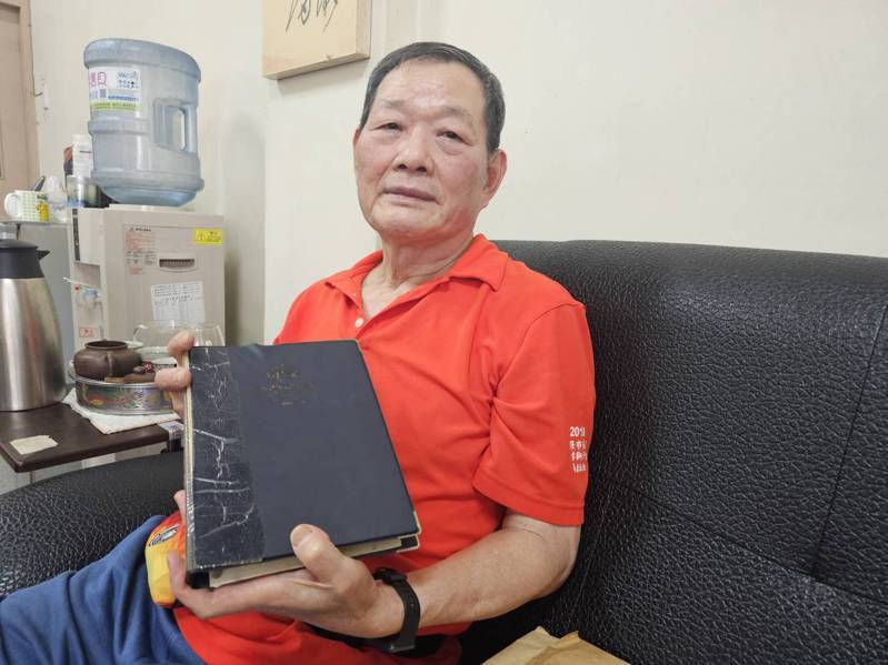 台中市警局少年隊前隊長李德勝，退休後享受慢活，至今珍藏自己在刑事工作整理累積的「秘笈」，今天首次曝光。記者游振昇／攝影