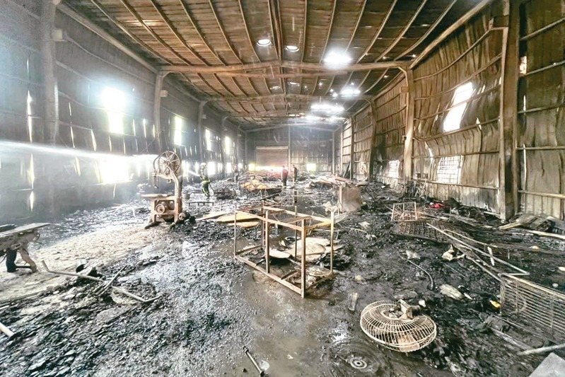台中市西屯區同志巷的家具工廠昨清晨發生大火,現場滿目瘡痍,廠內3人逃生不及,燒成焦屍。記者陳宏睿/翻攝 台中市西屯區同志巷的家具工廠昨清晨發生大火,現場滿目瘡痍,廠內3人逃生不及,燒成焦屍。記者陳宏睿/翻攝