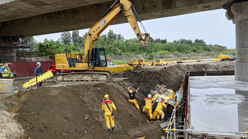 屏東縣消防局今下午3點2接獲報案，高市旗山區與屏縣里港鄉交界處，國道10號里港旗山段國道後續路段橋梁耐震補強工程，橋梁下方，一輛工程水箱車不明原因翻覆，駕駛40歲男子受困，救出OHCA，送醫搶救。記者劉星君／翻攝