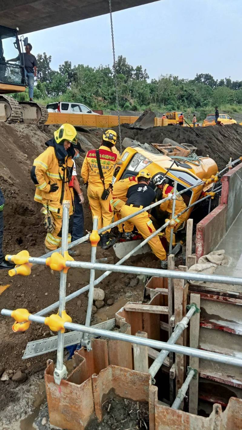 屏東縣消防局今下午3點2接獲報案，高市旗山區與屏縣里港鄉交界處，國道10號里港旗山段國道後續路段橋梁耐震補強工程，橋梁下方，一輛工程水箱車不明原因翻覆，駕駛40歲男子受困，救出OHCA，送醫搶救。記者劉星君／翻攝