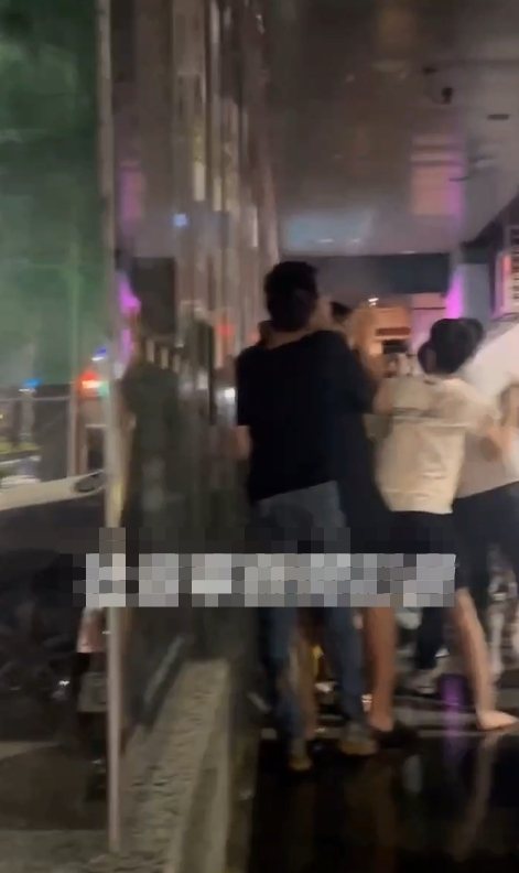 高市苓雅區某夜店前在今清晨山陀兒颱風來襲時發生鬥毆事件，只見5、6名年輕男子在騎樓起肢體衝突。圖／取自社群「社會事新聞影音」