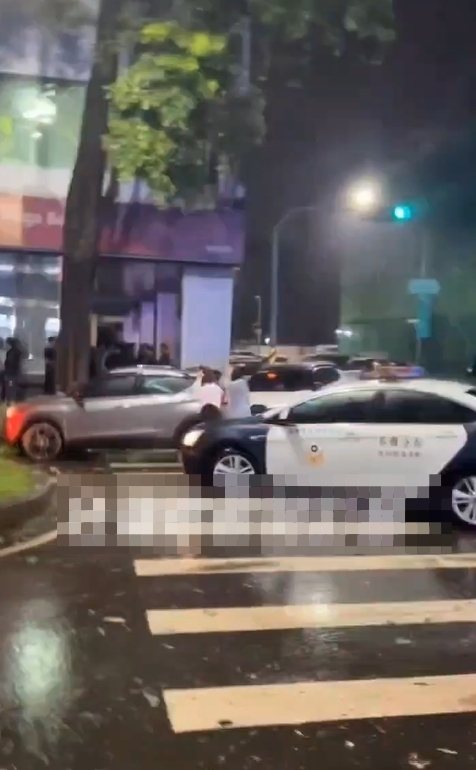 高市苓雅區某夜店前在今清晨山陀兒颱風來襲時發生鬥毆事件，只見5、6名年輕男子在騎樓起肢體衝突，警方出動快打部隊到場。圖／取自社群「社會事新聞影音」