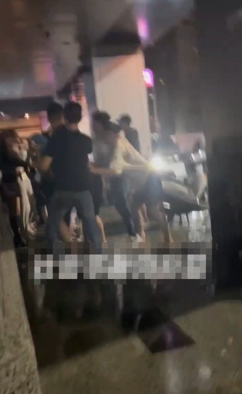 高市苓雅區某夜店前在今清晨山陀兒颱風來襲時發生鬥毆事件，只見5、6名年輕男子在騎樓起肢體衝突，警方出動快打部隊到場。圖／取自社群「社會事新聞影音」