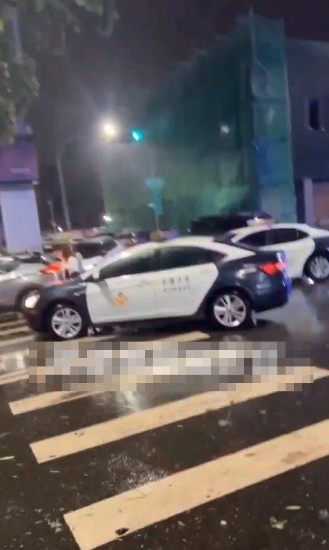 高市苓雅區某夜店前在今清晨山陀兒颱風來襲時發生鬥毆事件，只見5、6名年輕男子在騎樓起肢體衝突，警方出動快打部隊到場。圖／取自社群「社會事新聞影音」