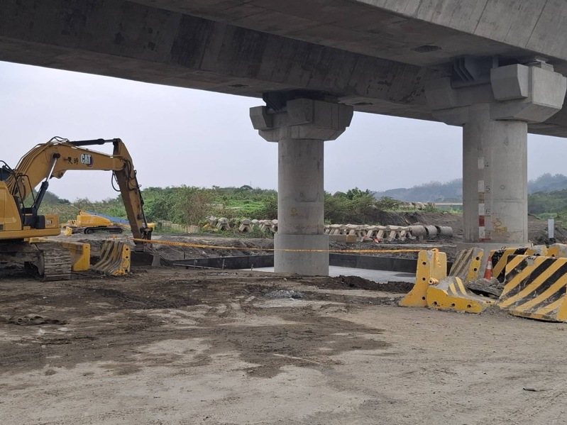 屏東縣消防局今下午3點2接獲報案，高市旗山區與屏縣里港鄉交界處，國道10號里港旗山段國道後續路段橋梁耐震補強工程，橋梁下方，一輛工程水箱車不明原因翻覆，駕駛40歲男子受困，救出OHCA，送醫搶救。記者劉星君／翻攝