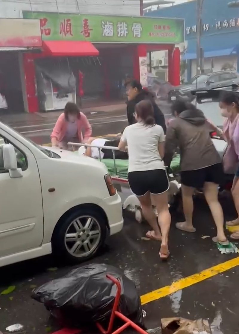 颱風天,屏東安泰醫院今晨驚傳火警!家屬冒著風雨將病患推離院區。圖/讀者提供 颱風天,屏東安泰醫院今晨驚傳火警!家屬冒著風雨將病患推離院區。圖/讀者提供