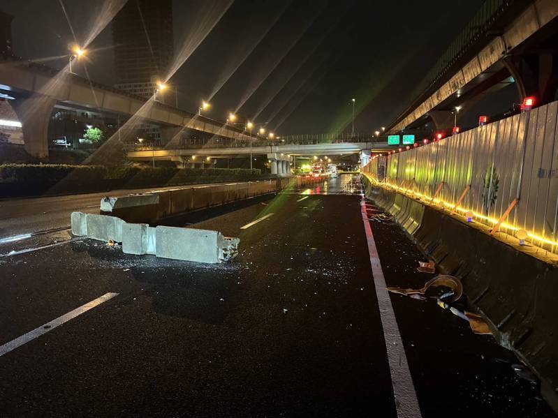陳男開化學槽車行經國道1號北向41.6公里自撞紐澤西護欄,陳男沒酒駕、沒受傷,肇因待查。記者曾伯愷/翻攝 陳男開化學槽車行經國道1號北向41.6公里自撞紐澤西護欄,陳男沒酒駕、沒受傷,肇因待查。記者曾伯愷/翻攝