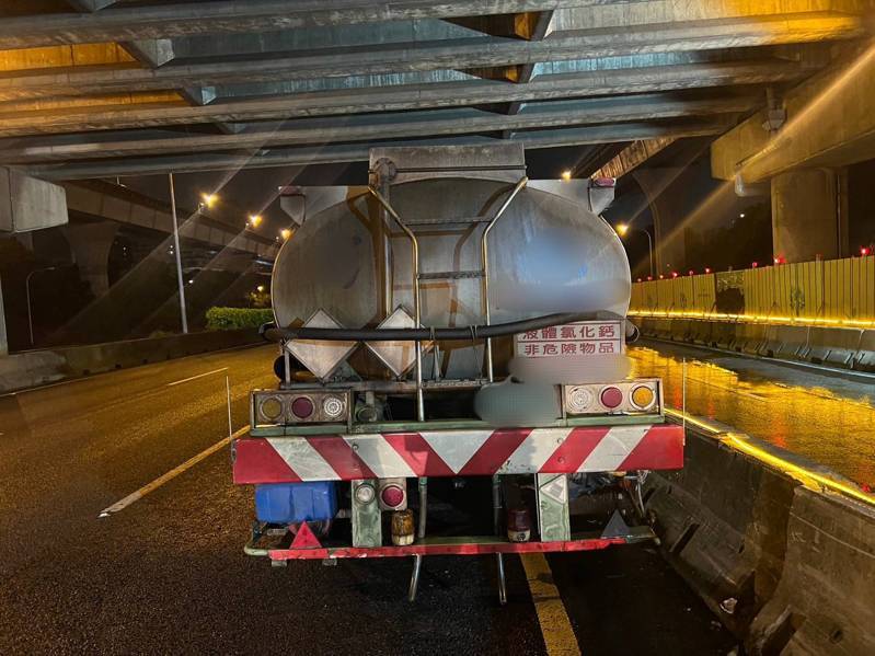 陳男開化學槽車行經國道1號北向41.6公里自撞紐澤西護欄,陳男沒酒駕、沒受傷,肇因待查。記者曾伯愷/翻攝 陳男開化學槽車行經國道1號北向41.6公里自撞紐澤西護欄,陳男沒酒駕、沒受傷,肇因待查。記者曾伯愷/翻攝