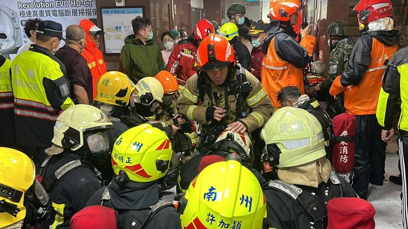 屏東安泰醫院火警疑有3人受困,警消逐層搜索查證中。記者劉星君/攝影 屏東安泰醫院火警疑有3人受困,警消逐層搜索查證中。記者劉星君/攝影