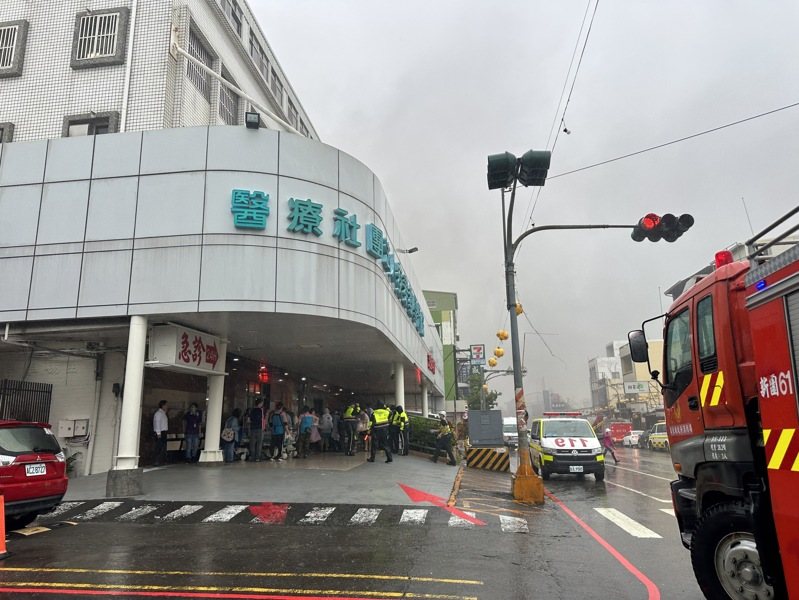 屏東安泰醫院火警疑有3人受困,警消逐層搜索查證中。記者劉星君/攝影 屏東安泰醫院火警疑有3人受困,警消逐層搜索查證中。記者劉星君/攝影